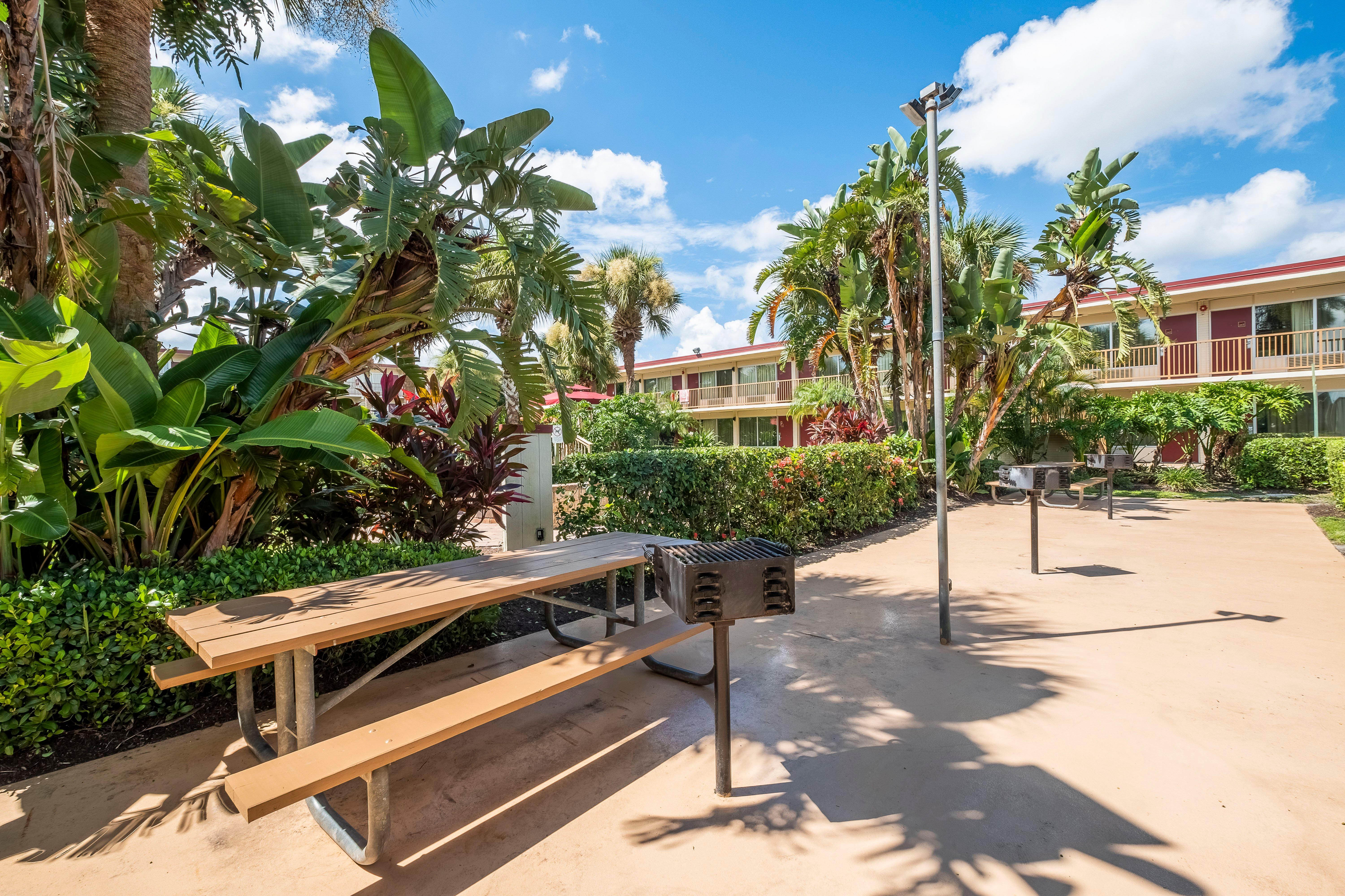 Red Roof Inn Plus+ & Suites Naples Downtown-5Th Ave S Εξωτερικό φωτογραφία
